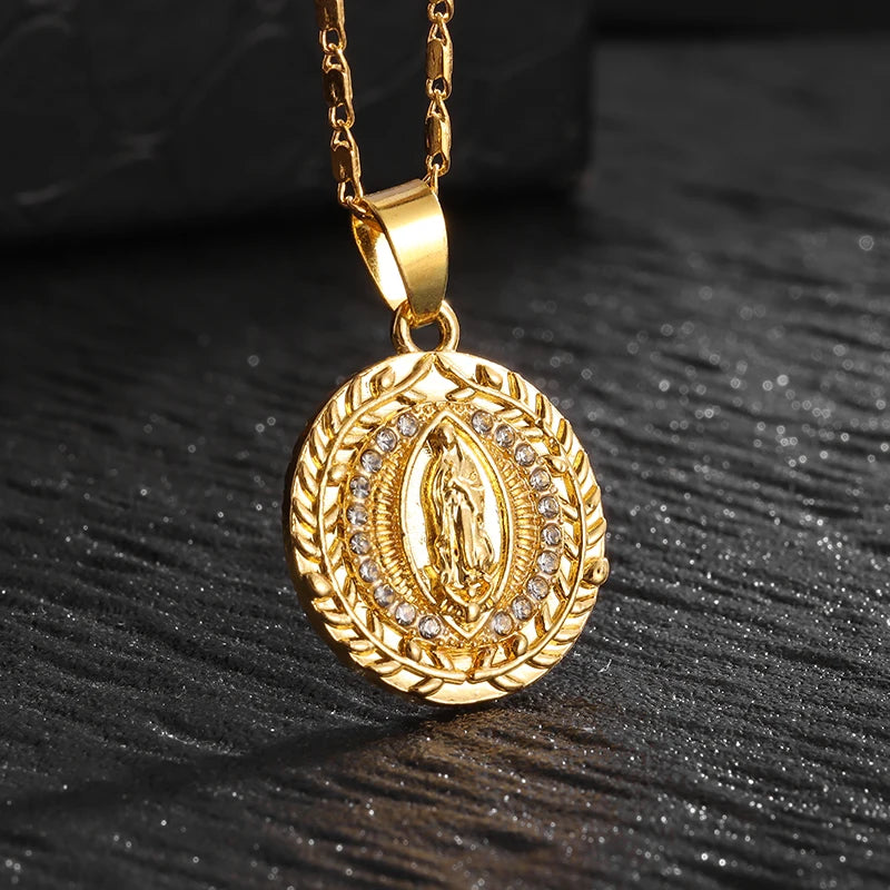 Colgante clásico católico de la Virgen María de Guadalupe con cruz de circonitas, collar de oración para mujer