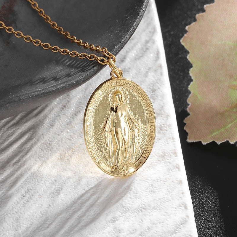 Colgante clásico católico de la Virgen María de Guadalupe con cruz de circonitas, collar de oración para mujer