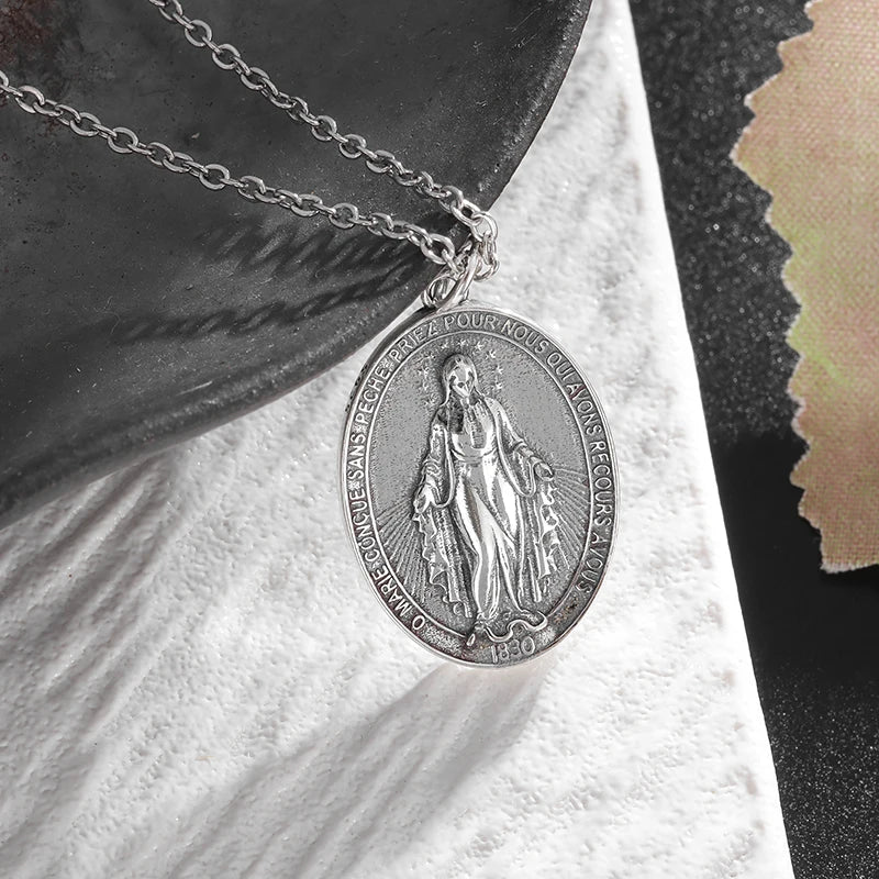 Colgante clásico católico de la Virgen María de Guadalupe con cruz de circonitas, collar de oración para mujer