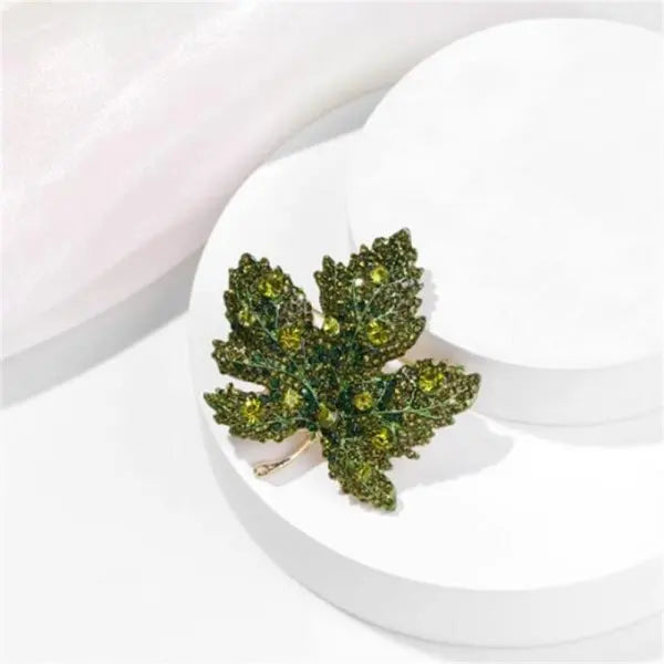 Broche de luxe en forme de feuille d'érable et de zircon pour femme, bijou de charme avec strass brillants, idéal pour un banquet, un mariage ou une fête
