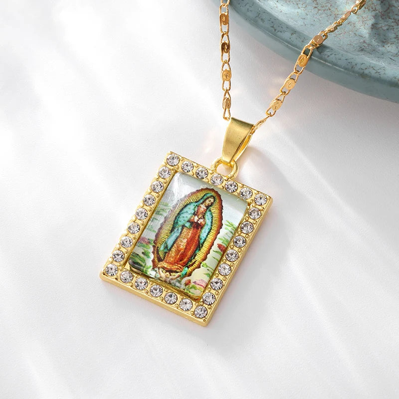 Colgante clásico católico de la Virgen María de Guadalupe con cruz de circonitas, collar de oración para mujer