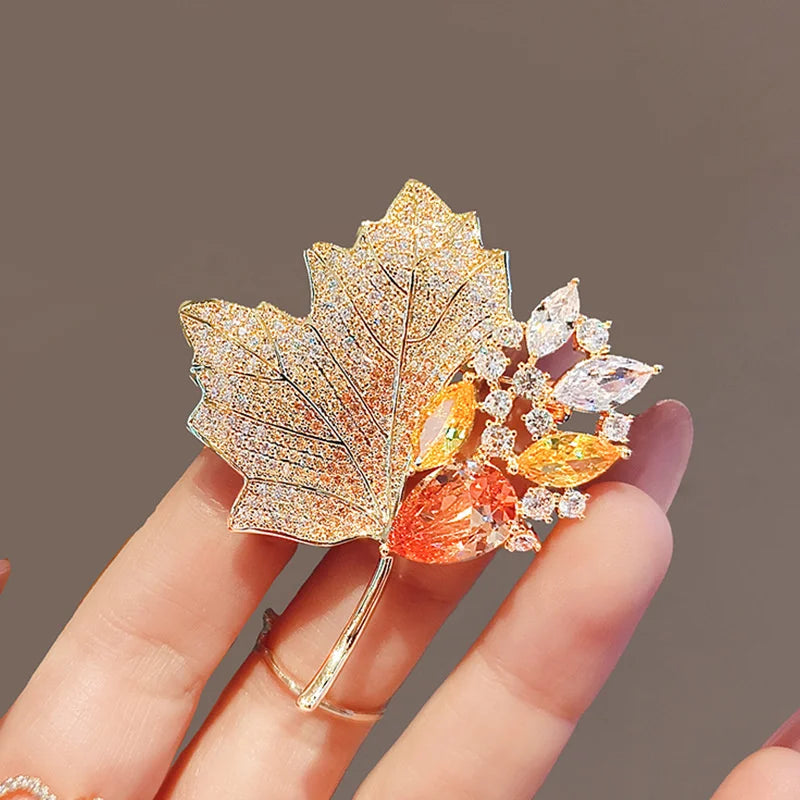 Broche de luxe en forme de feuille d'érable et de zircon pour femme, bijou de charme avec strass brillants, idéal pour un banquet, un mariage ou une fête