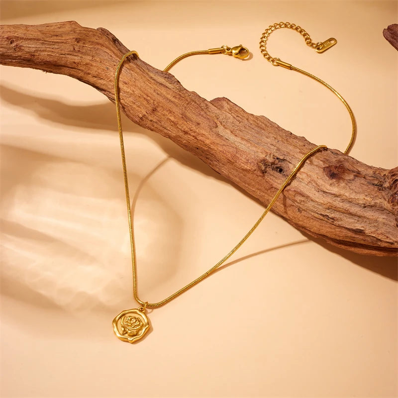 DIEYURO Ensemble de bijoux en acier inoxydable 316L avec pendentif en forme de fleur de rose, collier et boucles d'oreilles pour femme, tendance, cadeau d'anniversaire, plaqué or