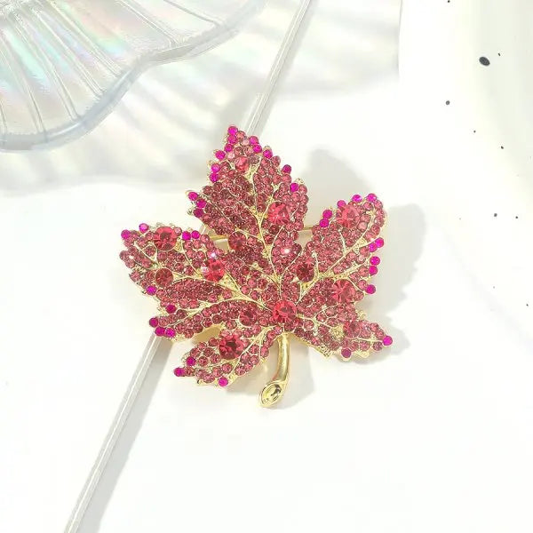 Broche de luxe en forme de feuille d'érable et de zircon pour femme, bijou de charme avec strass brillants, idéal pour un banquet, un mariage ou une fête