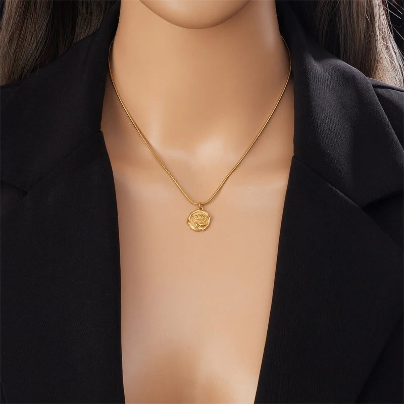 DIEYURO Ensemble de bijoux en acier inoxydable 316L avec pendentif en forme de fleur de rose, collier et boucles d'oreilles pour femme, tendance, cadeau d'anniversaire, plaqué or