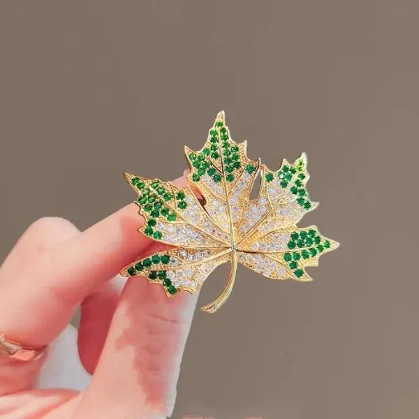 Broche de luxe en forme de feuille d'érable et de zircon pour femme, bijou de charme avec strass brillants, idéal pour un banquet, un mariage ou une fête