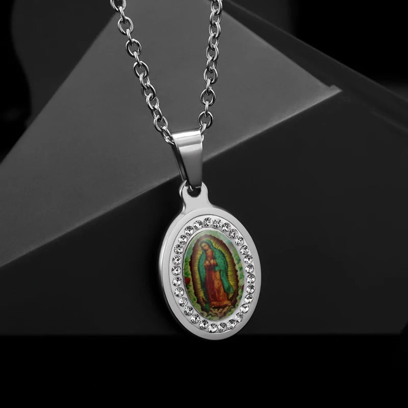 Colgante clásico católico de la Virgen María de Guadalupe con cruz de circonitas, collar de oración para mujer