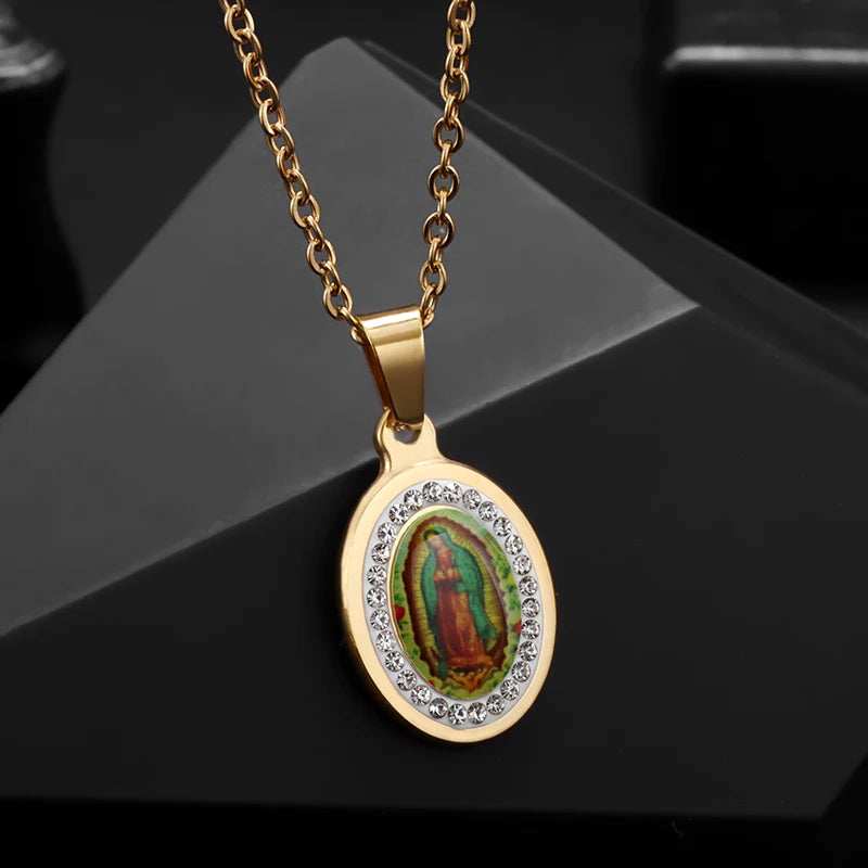 Colgante clásico católico de la Virgen María de Guadalupe con cruz de circonitas, collar de oración para mujer