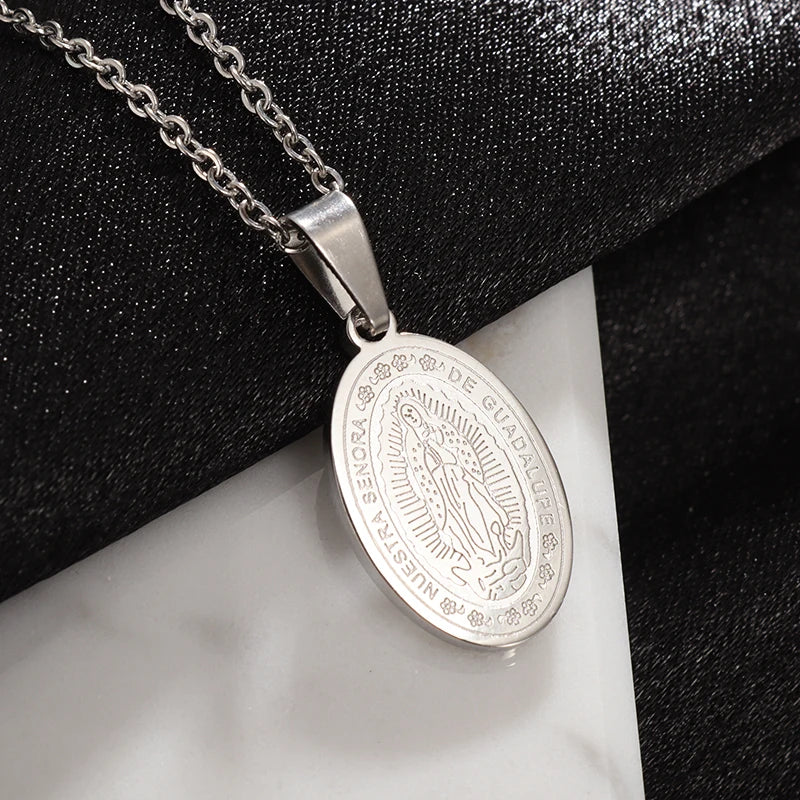 Colgante clásico católico de la Virgen María de Guadalupe con cruz de circonitas, collar de oración para mujer