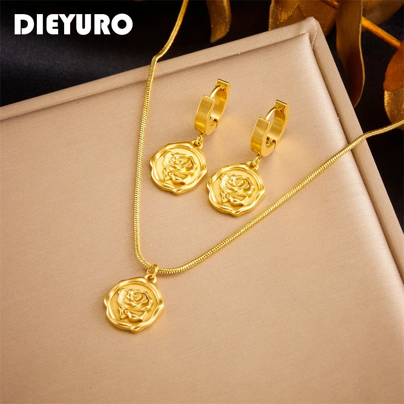 DIEYURO Ensemble de bijoux en acier inoxydable 316L avec pendentif en forme de fleur de rose, collier et boucles d'oreilles pour femme, tendance, cadeau d'anniversaire, plaqué or