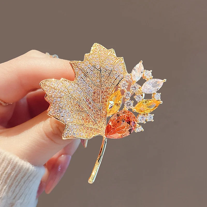 Broche de luxe en forme de feuille d'érable et de zircon pour femme, bijou de charme avec strass brillants, idéal pour un banquet, un mariage ou une fête