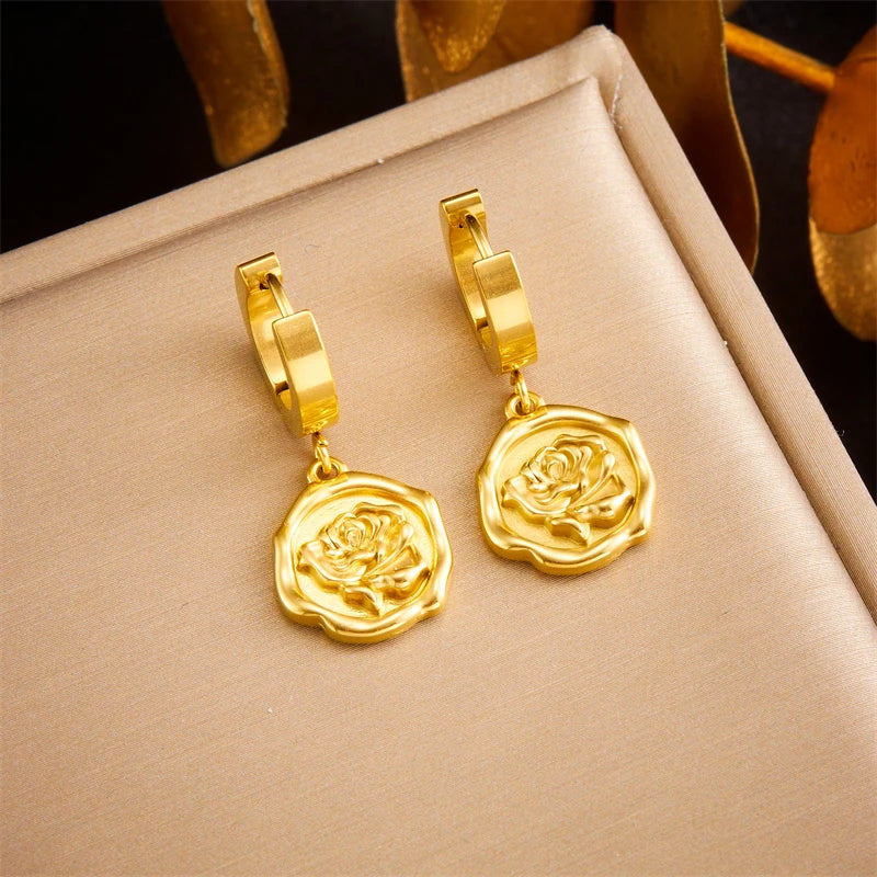 DIEYURO Ensemble de bijoux en acier inoxydable 316L avec pendentif en forme de fleur de rose, collier et boucles d'oreilles pour femme, tendance, cadeau d'anniversaire, plaqué or