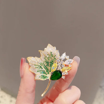 Broche de luxe en forme de feuille d'érable et de zircon pour femme, bijou de charme avec strass brillants, idéal pour un banquet, un mariage ou une fête