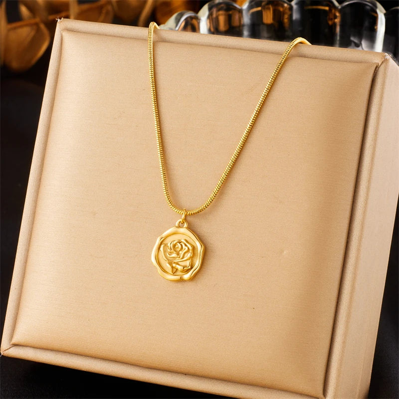 DIEYURO Ensemble de bijoux en acier inoxydable 316L avec pendentif en forme de fleur de rose, collier et boucles d'oreilles pour femme, tendance, cadeau d'anniversaire, plaqué or