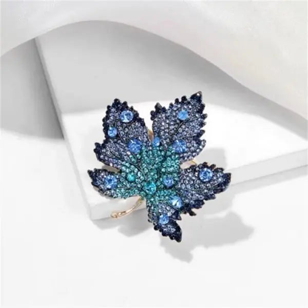 Broche de luxe en forme de feuille d'érable et de zircon pour femme, bijou de charme avec strass brillants, idéal pour un banquet, un mariage ou une fête
