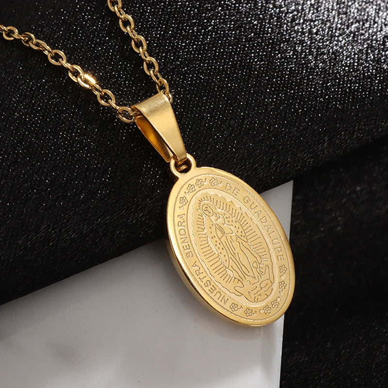 Colgante clásico católico de la Virgen María de Guadalupe con cruz de circonitas, collar de oración para mujer