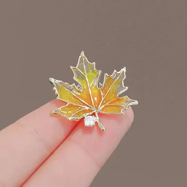 Broche de luxe en forme de feuille d'érable et de zircon pour femme, bijou de charme avec strass brillants, idéal pour un banquet, un mariage ou une fête