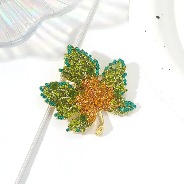 Broche de luxe en forme de feuille d'érable et de zircon pour femme, bijou de charme avec strass brillants, idéal pour un banquet, un mariage ou une fête