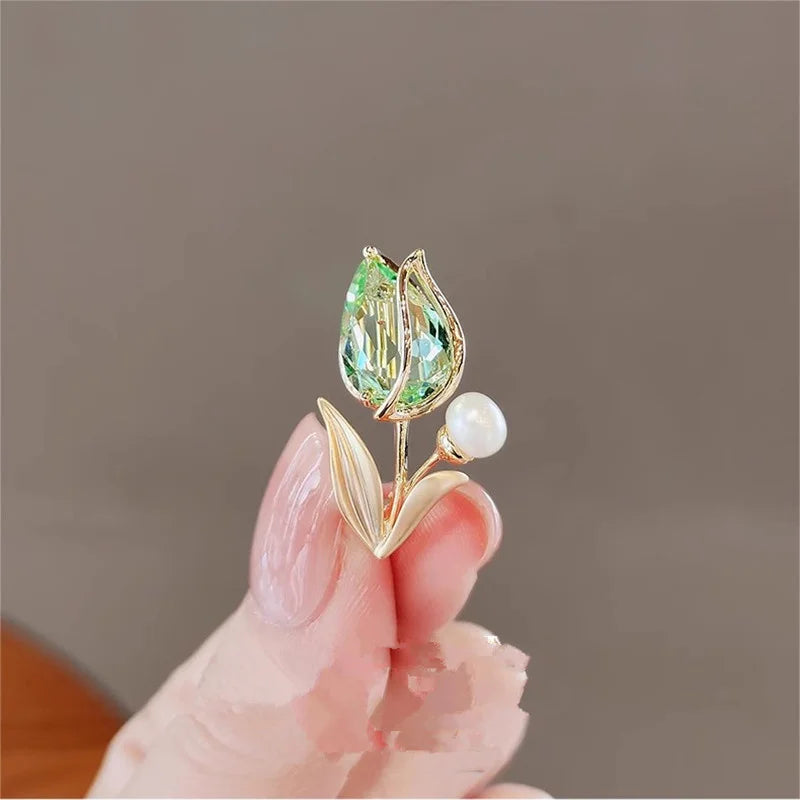 Broche de luxe en forme de feuille d'érable et de zircon pour femme, bijou de charme avec strass brillants, idéal pour un banquet, un mariage ou une fête